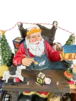 Statuetta Babbo Natale Fabbrica di Giocattoli 22.5x22.5x22 cm - immagine 3